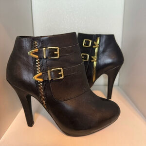 Me Too Black Leather Ankle Booties Size 6W